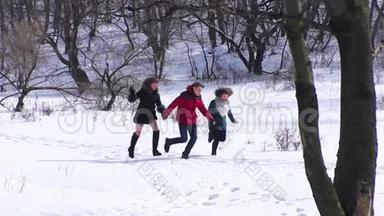 一群朋友在<strong>雪地里奔跑</strong>。 慢动作